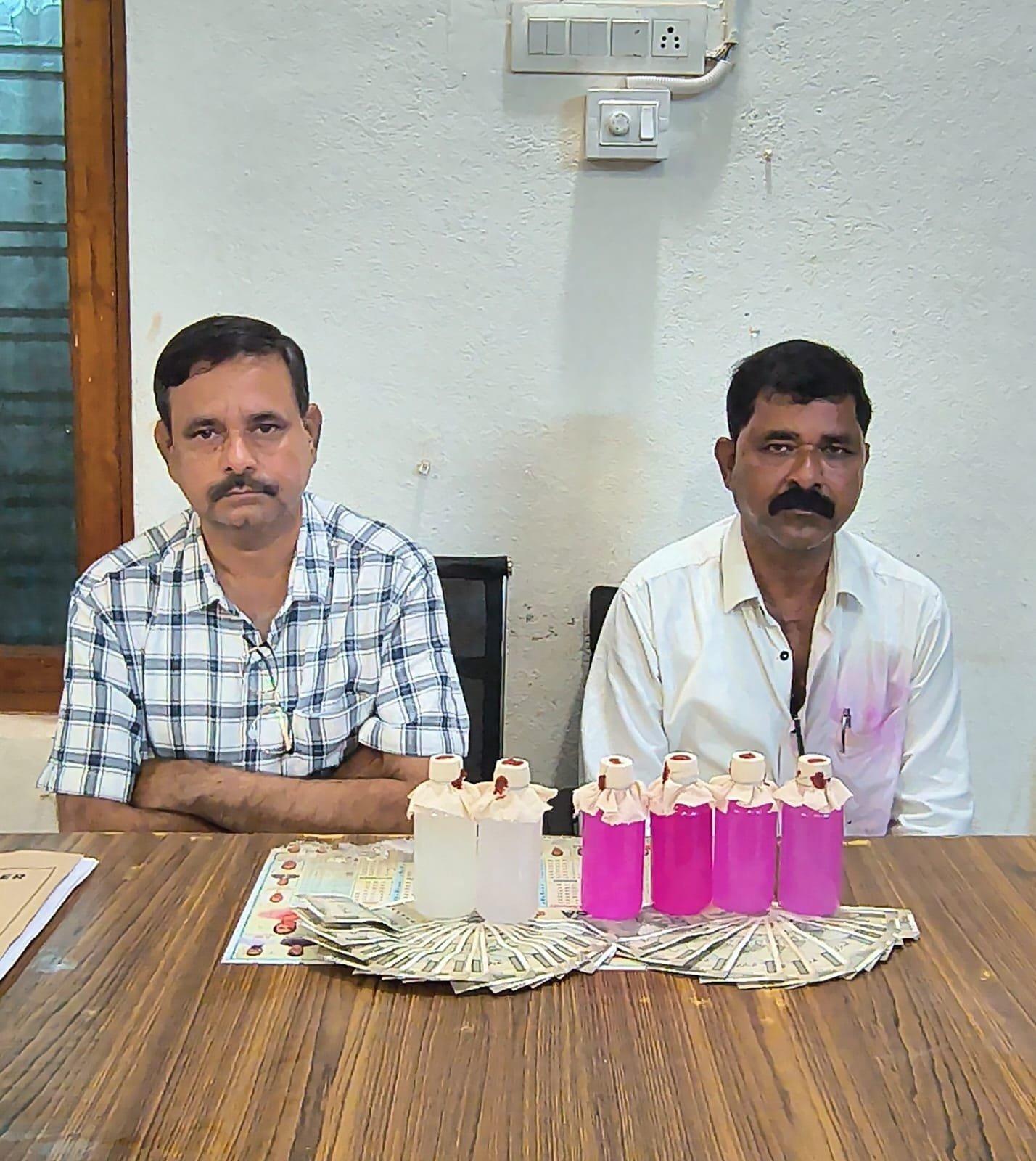 ACB వలలో ఇద్దరు అధికారులు